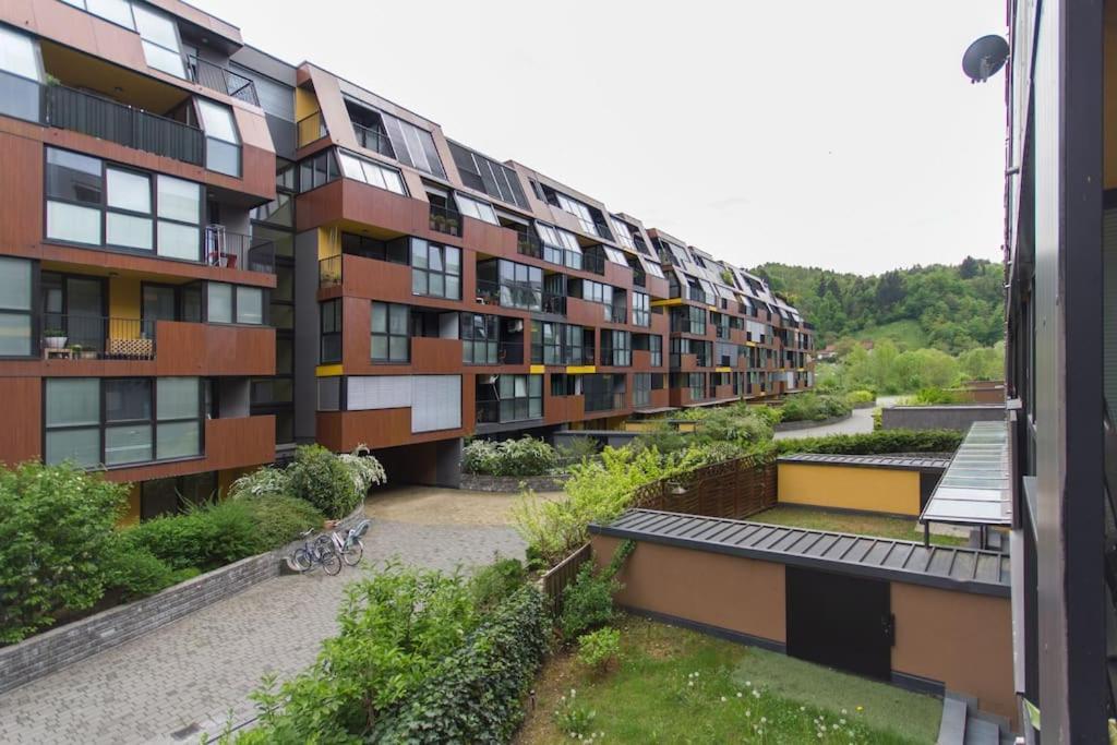 Gorgeous Flat With Garage Apartment *