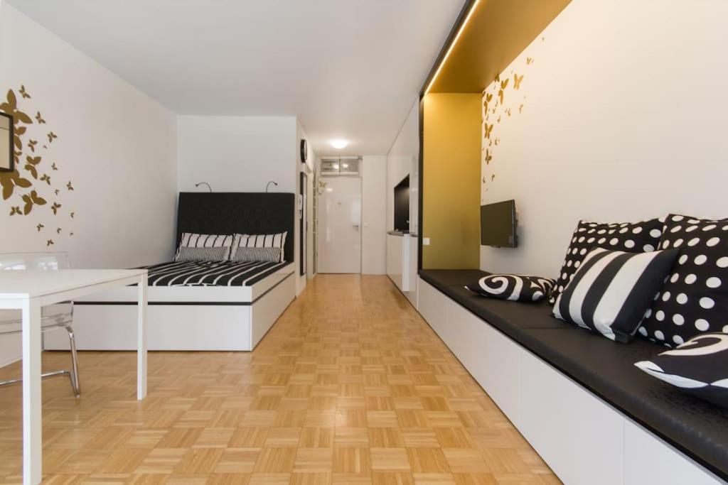 Apartma Gorgeous Flat With Garage